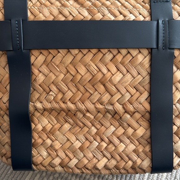 Mark & Graham Straw Tote. New and never used.
Offers Considered! - Picture 2 of 9